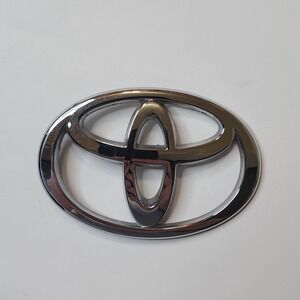 03-08 TOYOTA COROLLA 02-06 CAMRY REAR EMBLEM LOGO BADGE SYMBOL USED OEM
